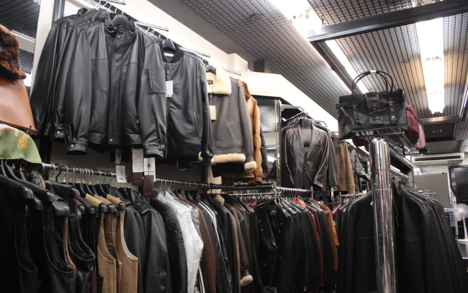 皮の但馬屋 店内 革ジャン・本革レザージャケット展示の様子
